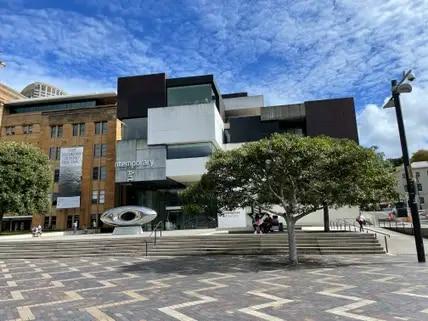 Von der Terrasse des Museum of Contemporary Art aus bietet sich ein Panoramablick auf den Hafen und das Opernhaus von Sydney.